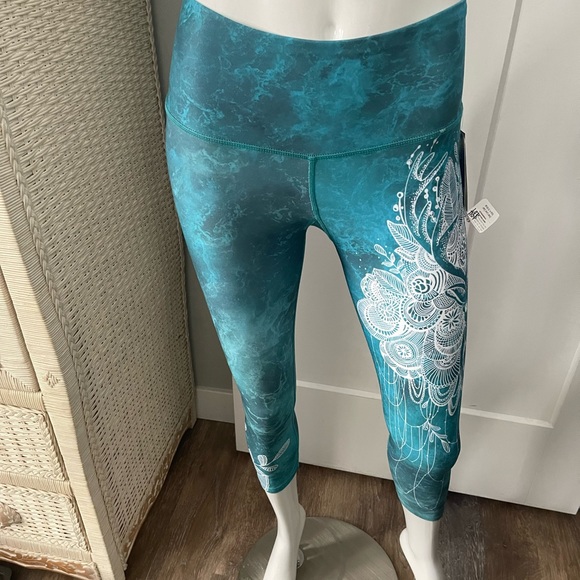 Inner Fire Crops - Picture 1 of 5